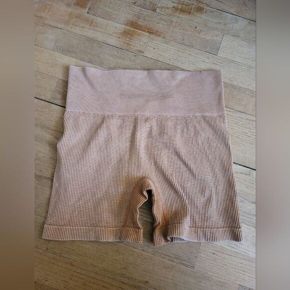 Colsie Ribbed Biker‎ Shorts, Tan, Size Large - Picture 2 of 4